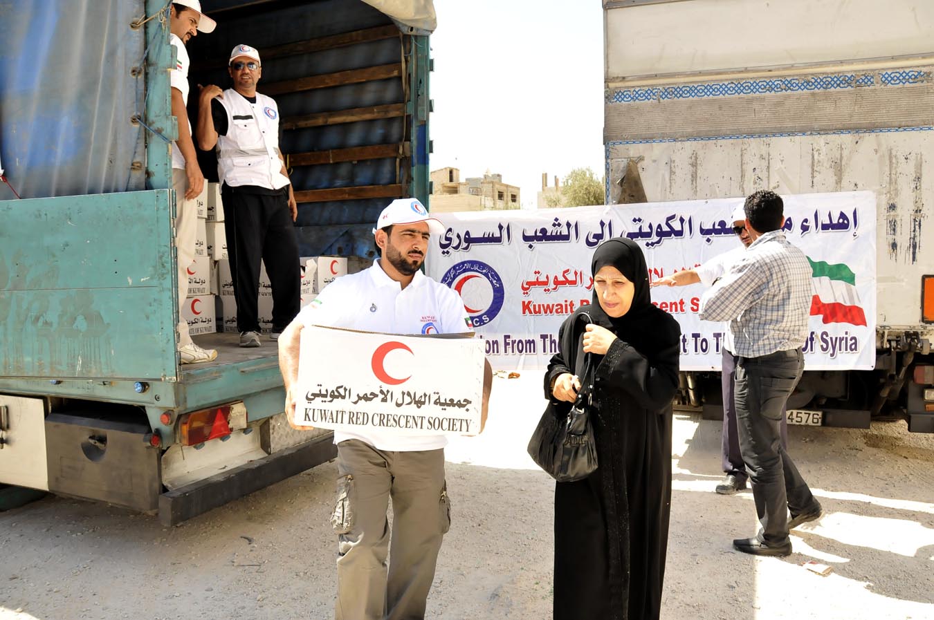 الهلال الأحمر توزع مساعدات غذائية على 250 اسرة سورية في لبنان